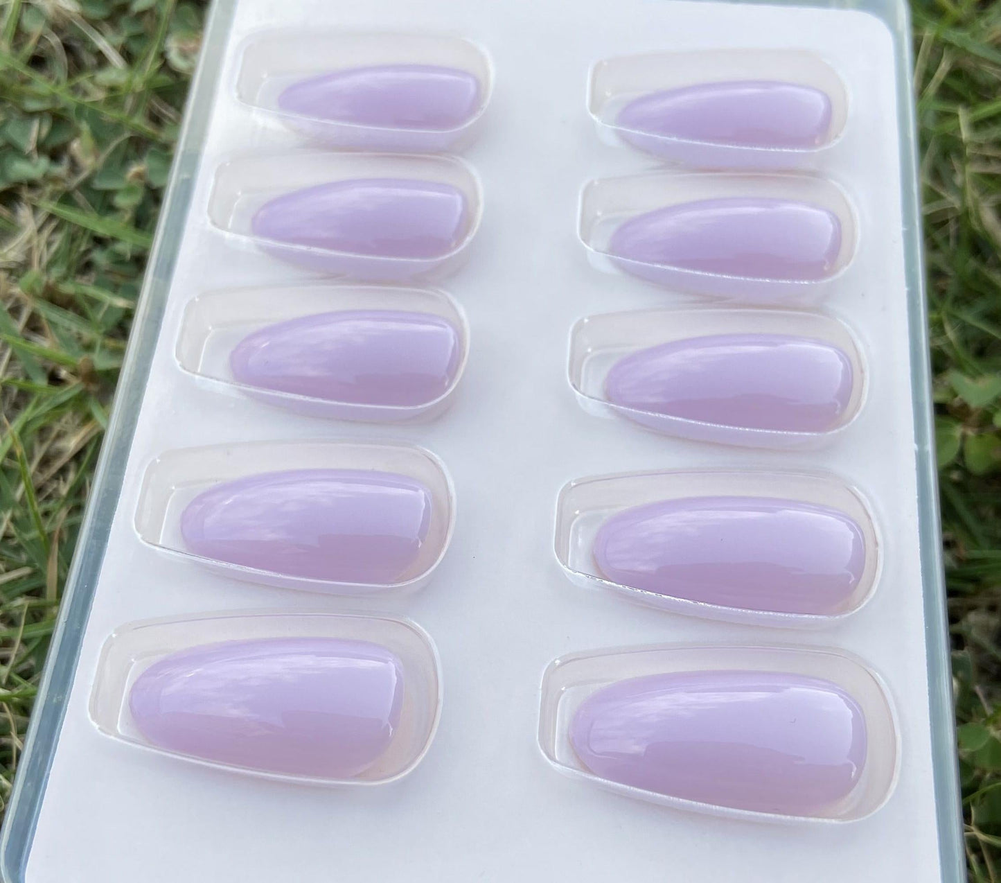 Y40 Glossy Purple Almond Nail