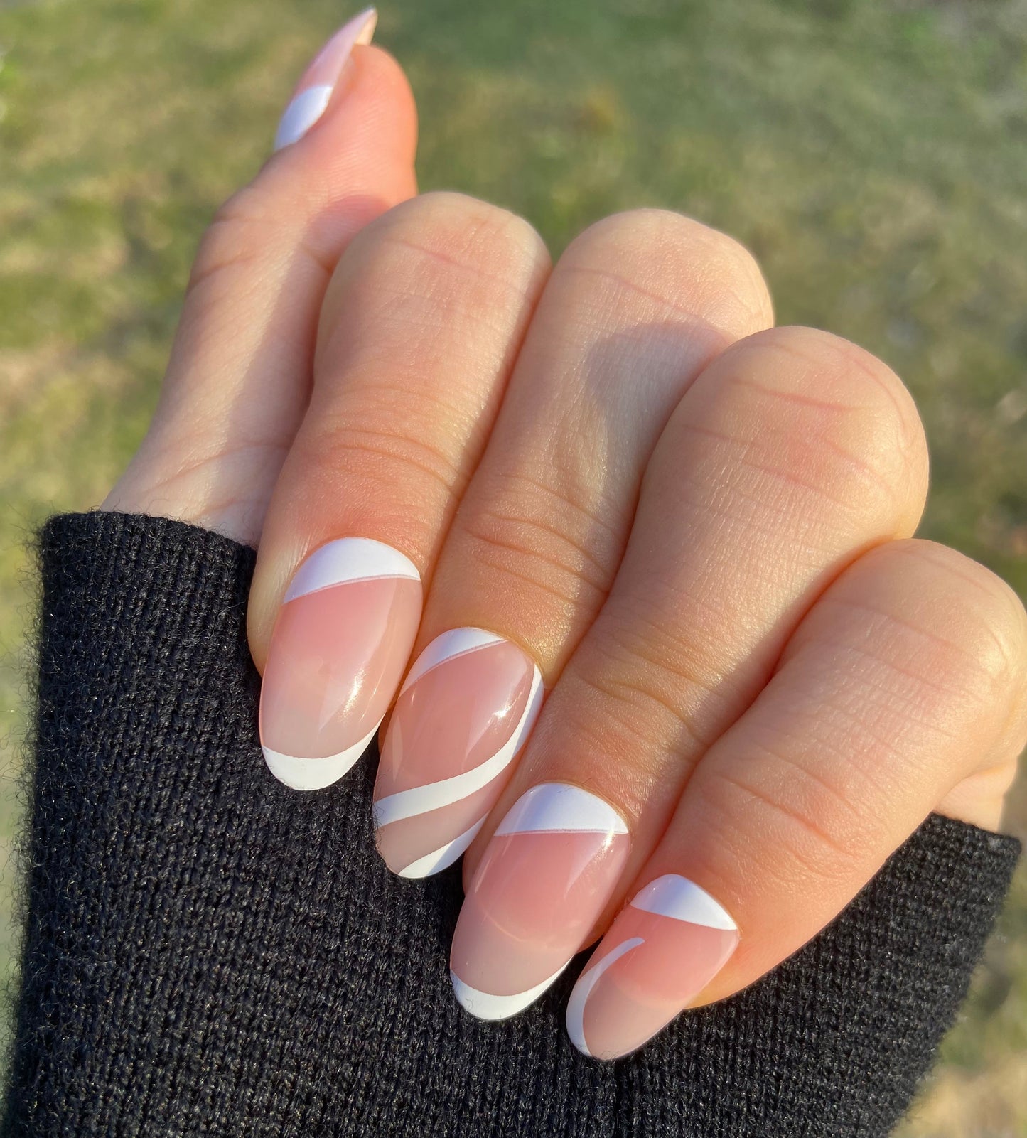 Y47 Simple White Swirls  Oval Nail